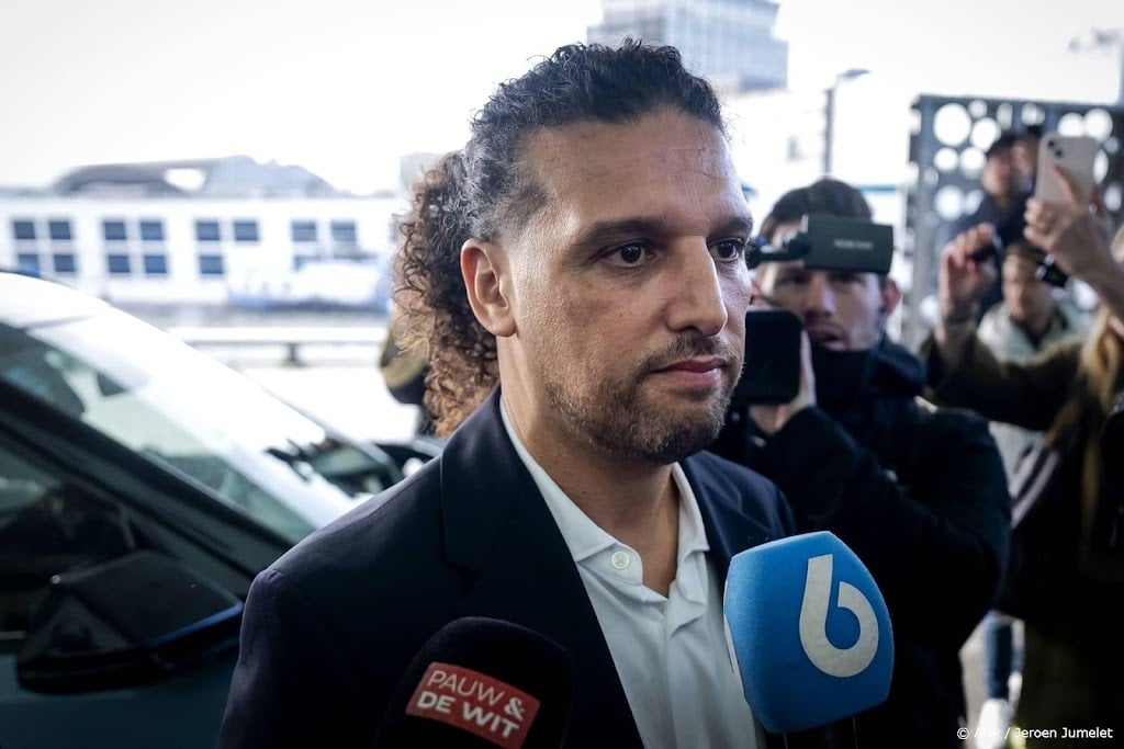 Ali B zwijgt bij aankomst bij hof op tweede dag van zedenzaak