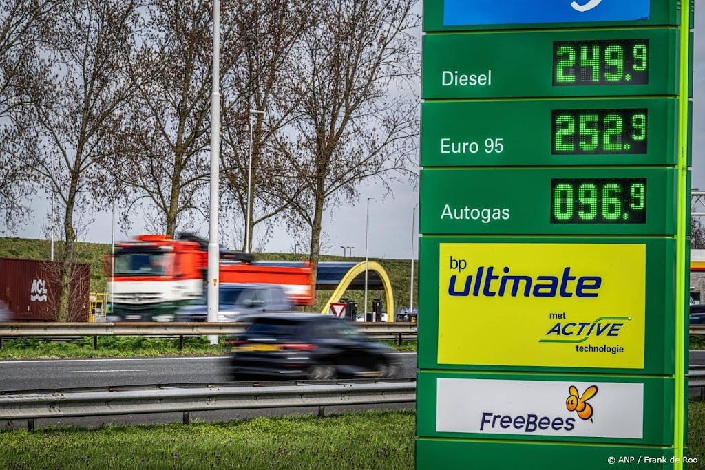 Prijs aan pomp loopt iets terug na piek afgelopen maandag