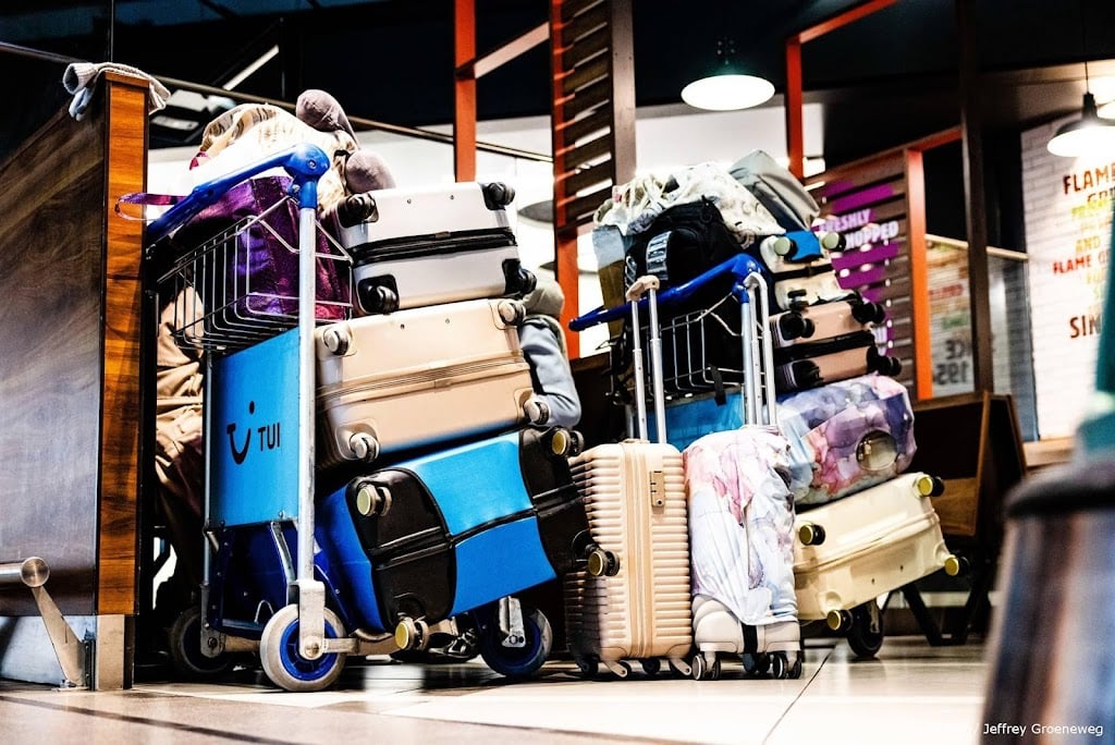 Schiphol kijkt naar zelf uitvoeren hulp passagiers met beperking