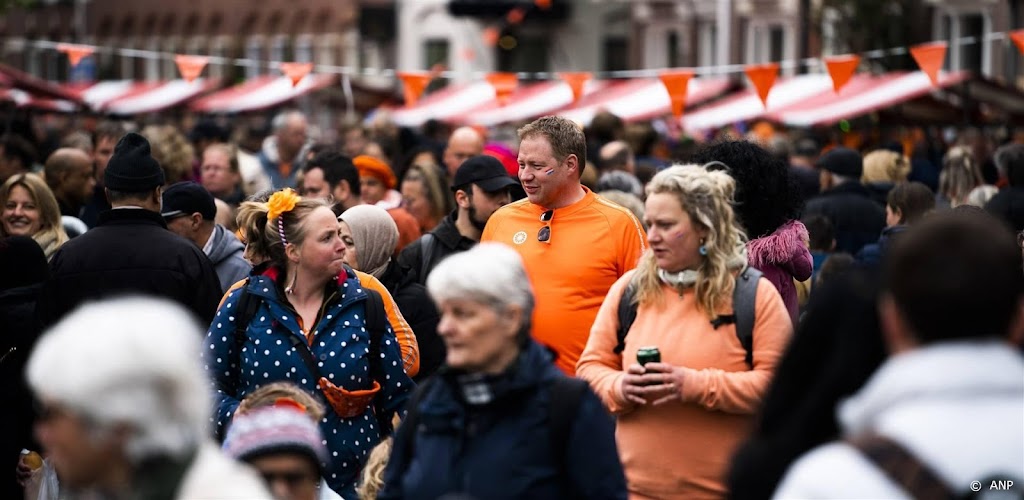 Gezellige drukte in verschillende steden tijdens Koningsnacht