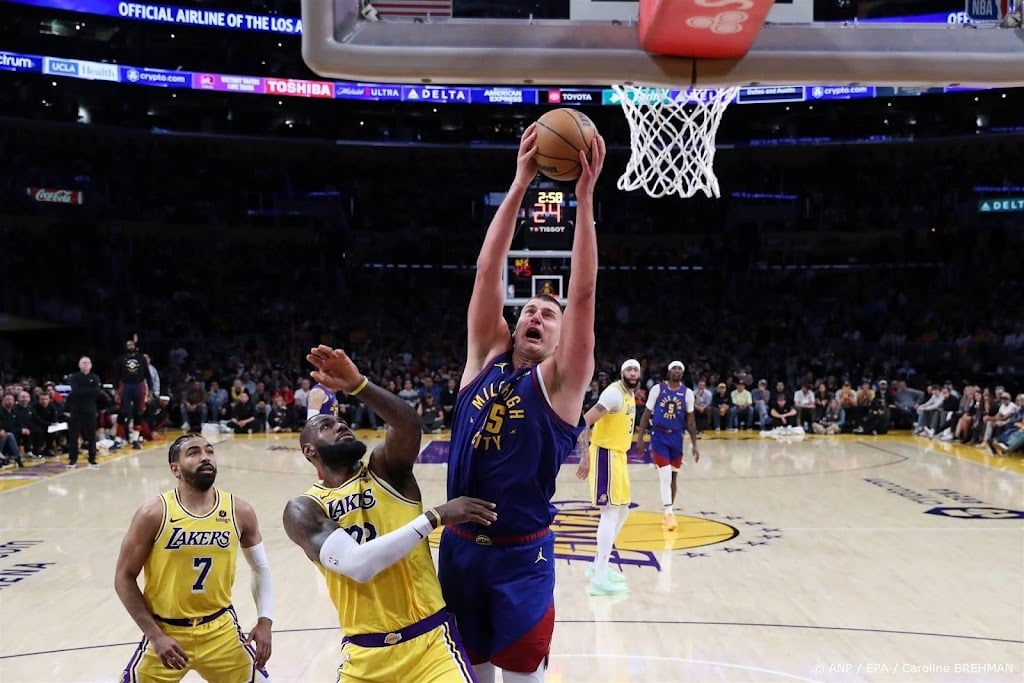 Jokic leidt titelverdediger Nuggets naar zege op Lakers in NBA