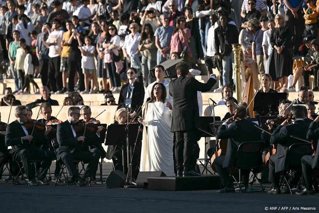 Overdracht olympische vlam in Athene met zang van Nana Mouskouri