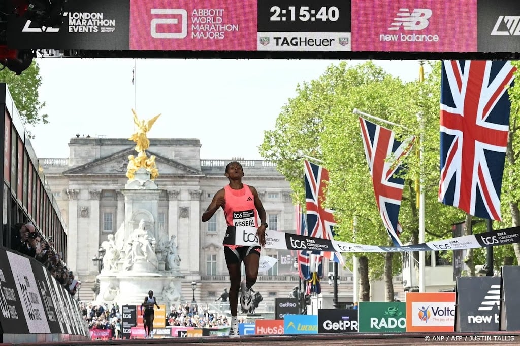 Atlete Assefa wint marathon Londen en verbetert eigen toptijd