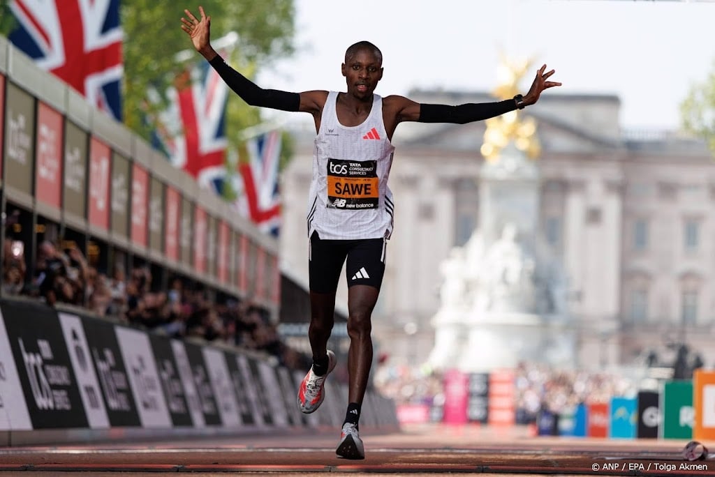 Keniaan Sawe wint marathon in wereldrecord van onder de 2 uur 