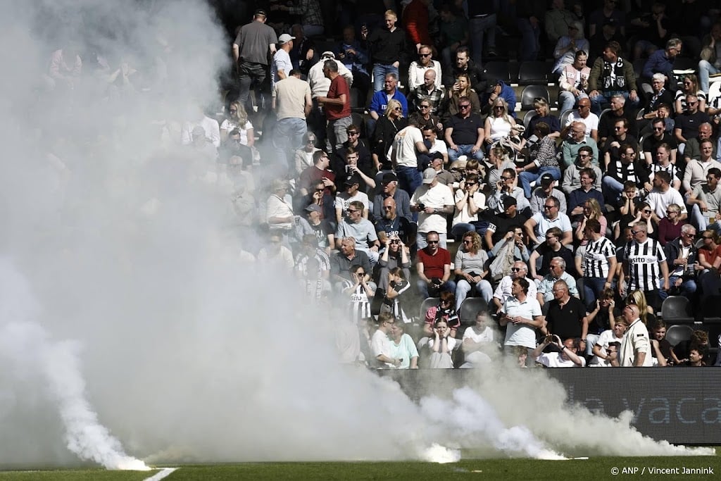Fans Heracles gooien vuurwerk op veld, duel met Volendam gestaakt