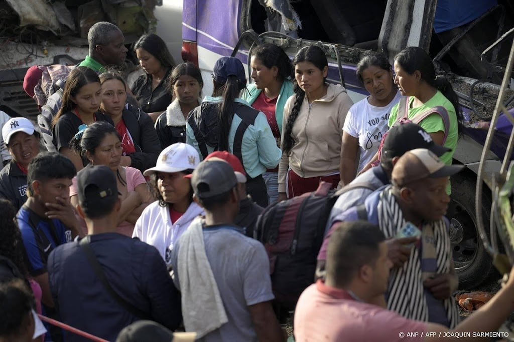 Dodental bomaanslag op verkeersweg Colombia omhoog
