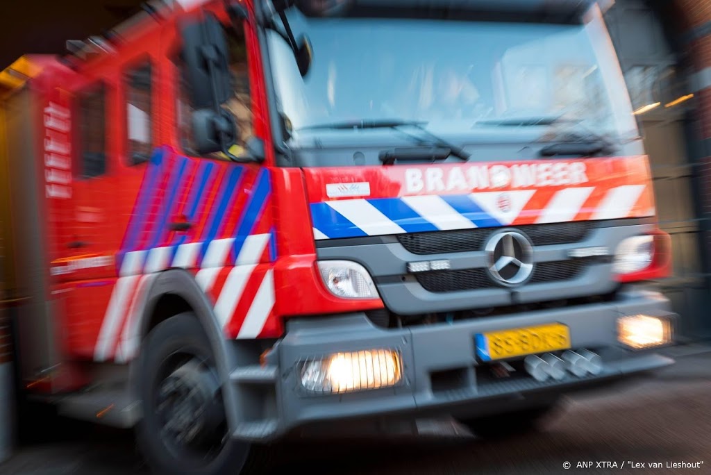 Grote brand op een boerderij in Genderen in Brabant