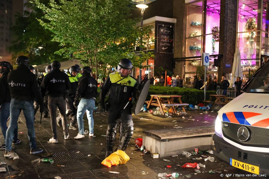 Rellen Rotterdam: 72 aanhoudingen en twee agenten gewond