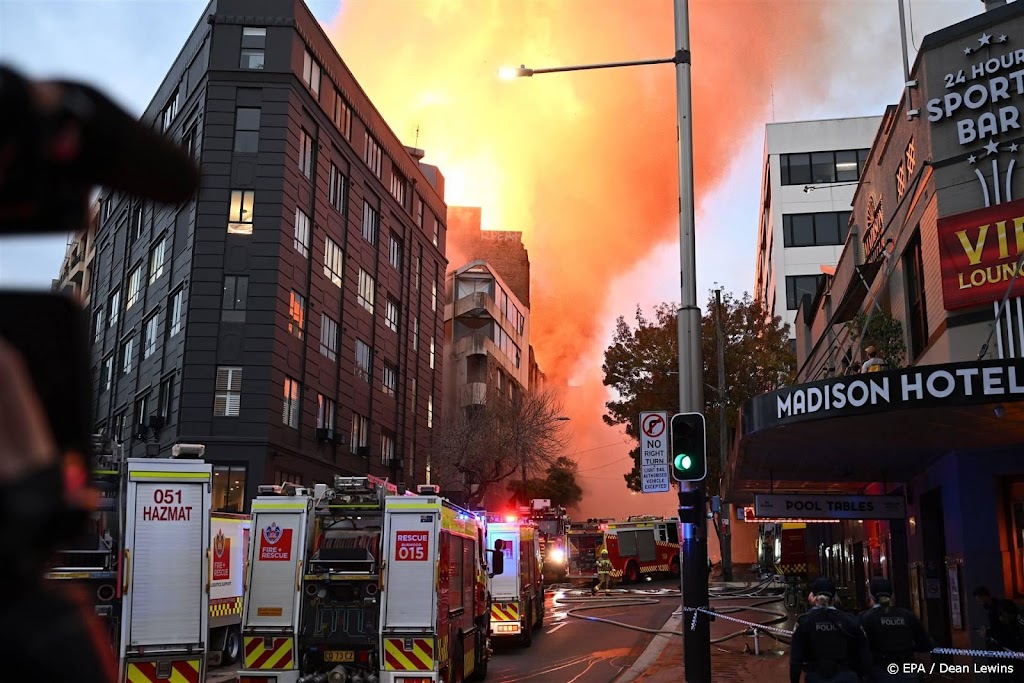 Tieners geven zichzelf aan na grote brand in Sydney
