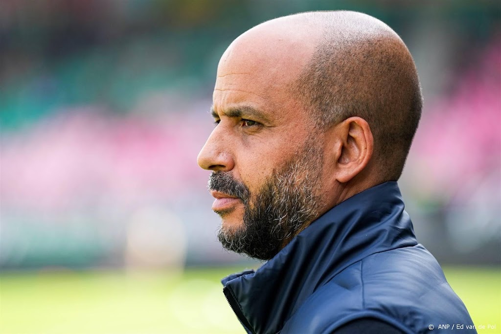 AZ-trainer Jansen heeft te doen met opgestapte Van Nistelrooij