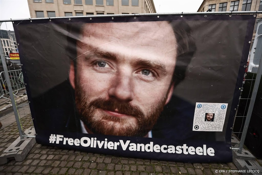 Koning België belt met vrijgelaten hulpverlener Vandecasteele