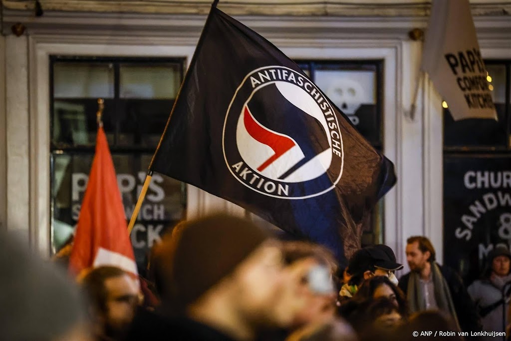 Activisten Antifa tegenover politie bij demo over transgenders