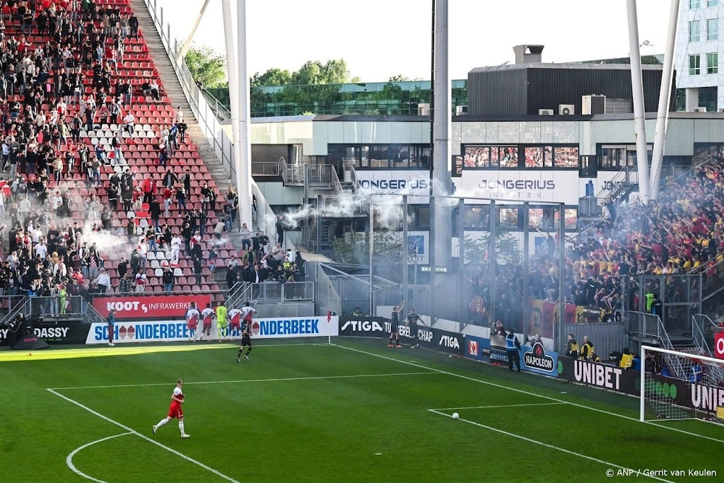 Duel tussen FC Utrecht en Go Ahead even stilgelegd om vuurwerk
