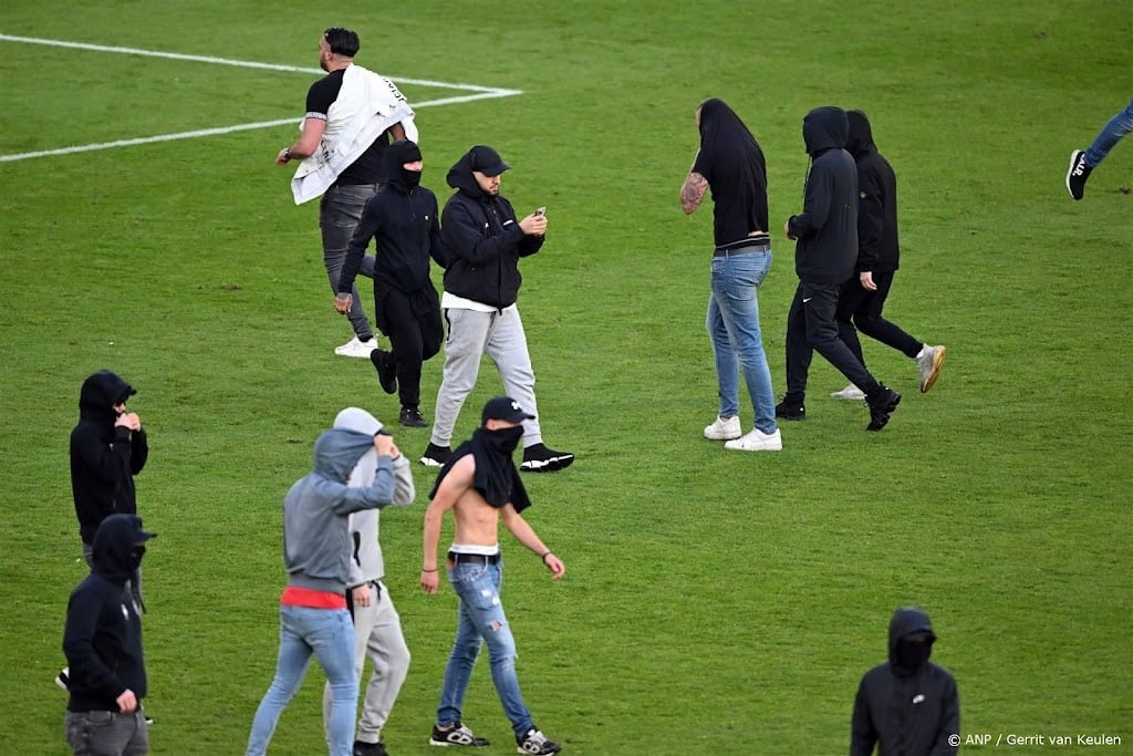 FC Utrecht-trainer Jans baalt van fans en rode kaart Fraulo