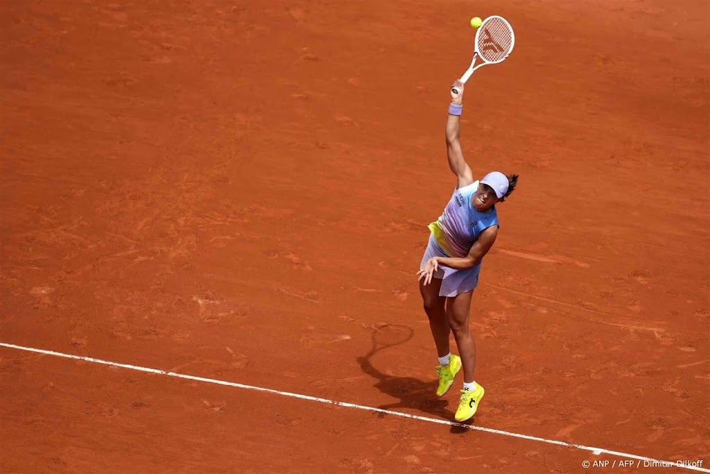 Swiatek eenvoudig naar tweede ronde Roland Garros