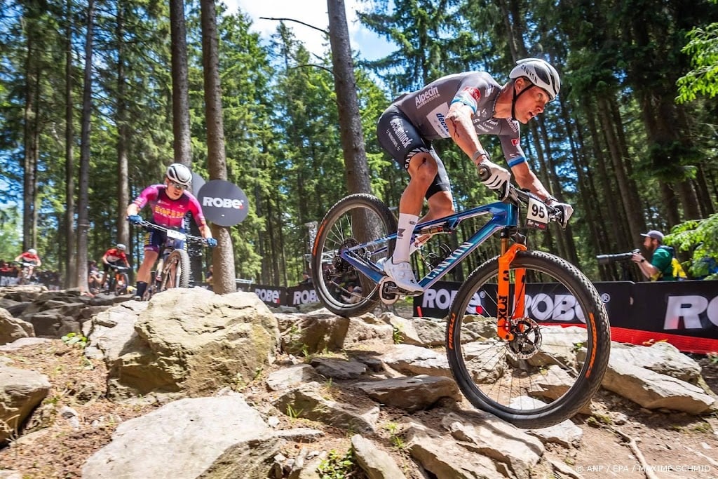Van der Poel heeft botje in pols gebroken bij val op mountainbike