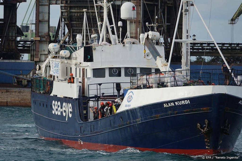 Reddingsschip Alan Kurdi onderweg naar Spanje