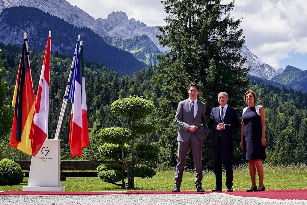 Honderden mensen betogen 'buiten schreeuwafstand' G7-top
