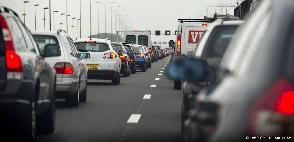 A2 weer volledig open na botsing en olie op de weg