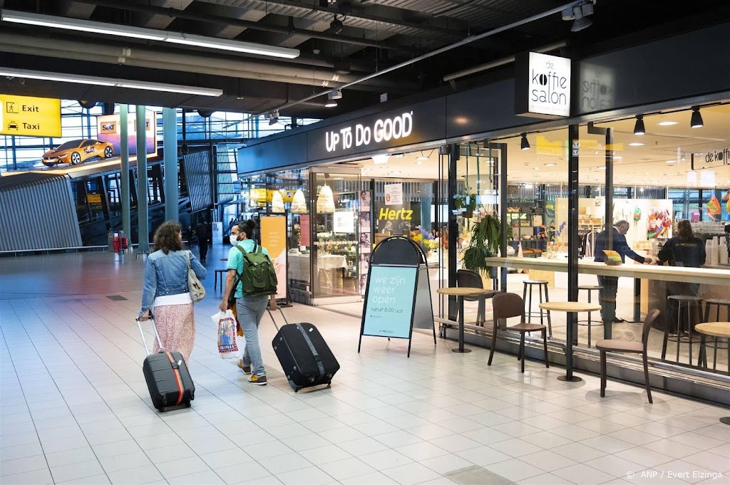 Deel winkels op Schiphol stopt met verkopen plastic waterflesjes