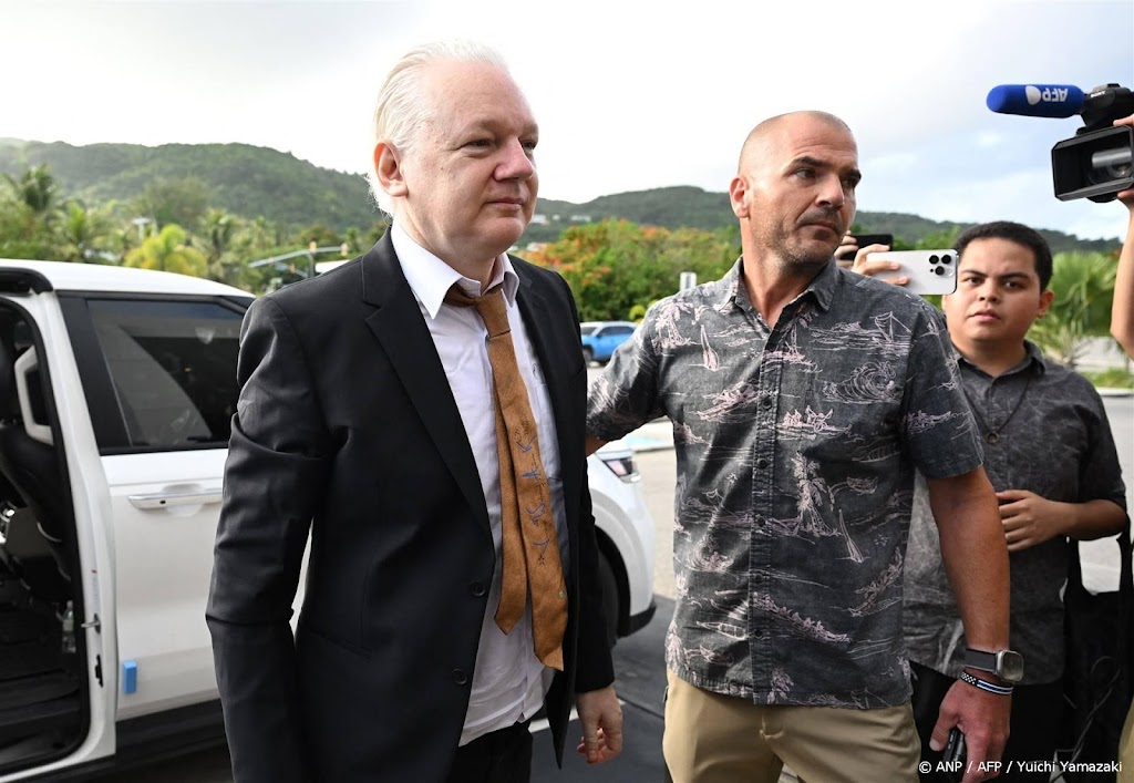 Assange bekent schuld en is weer een vrij man