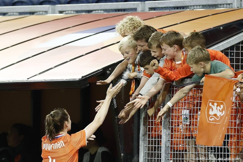 Oranjevrouwen kloppen Finland in uitzwaaiduel voor EK