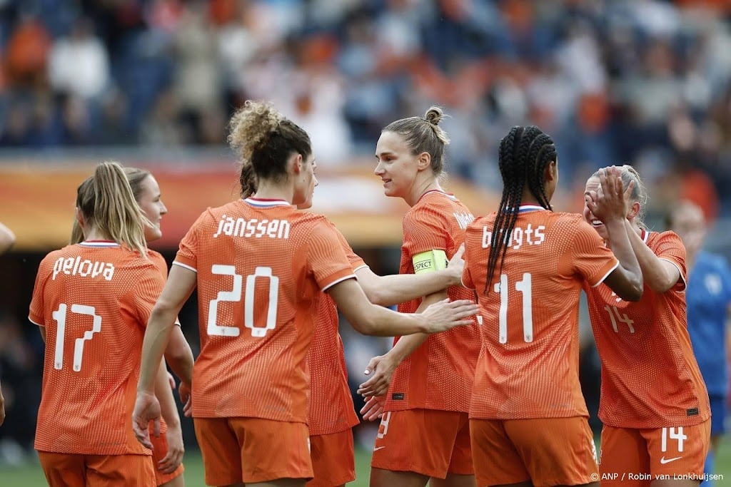 Voetbalsters overtuigen één helft in uitzwaaiwedstrijd voor EK
