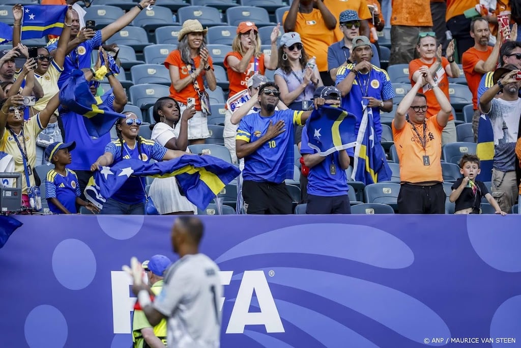 Advocaat en selectie krijgen ondanks uitschakeling applaus van fans