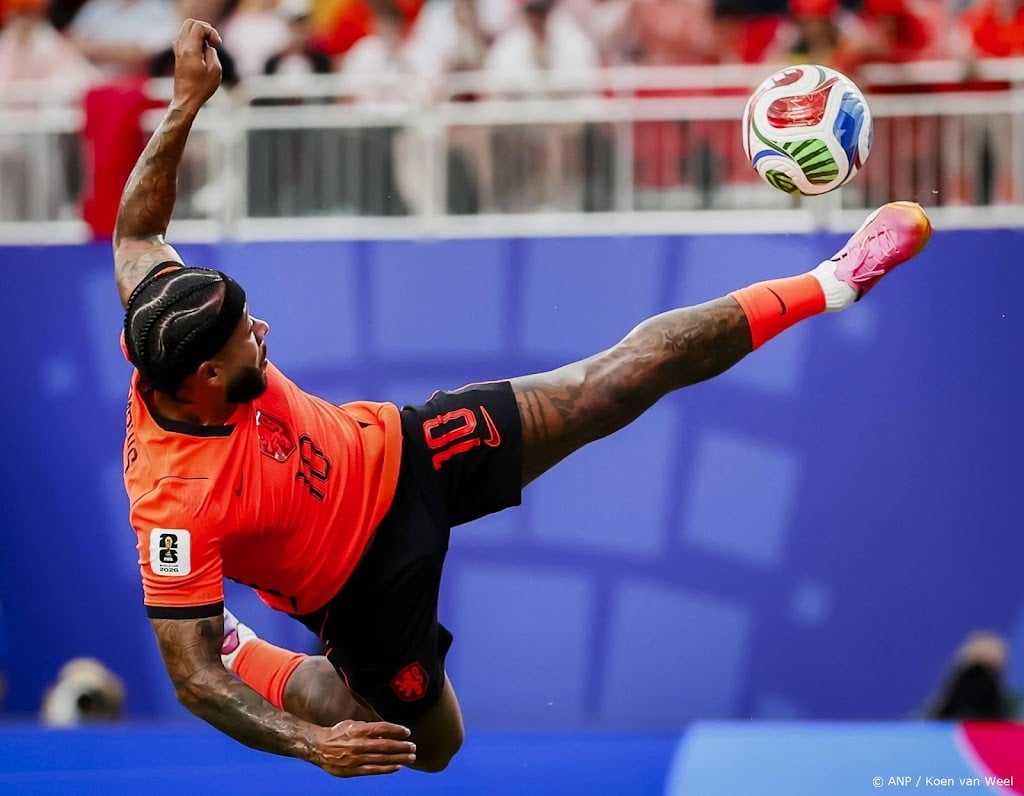 Depay evenaart met 112e interland Frank de Boer bij Oranje