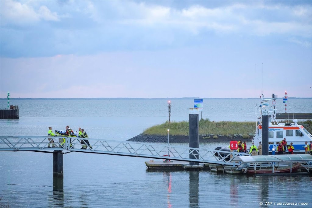 Sleepvaartuig legt verbinding met brandend vrachtschip