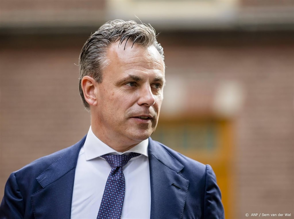 Harbers dankt diensten die helpen rond brandend vrachtschip