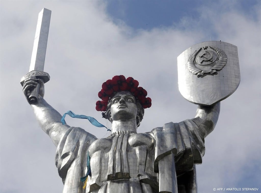 Bouwvakkers verwijderen Sovjetsymbool van beroemd monument Kyiv