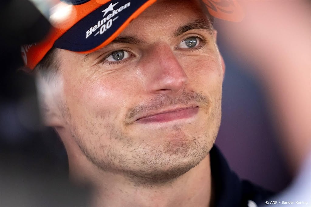 Verstappen met nieuwe motor naar snelste tijd vrije training