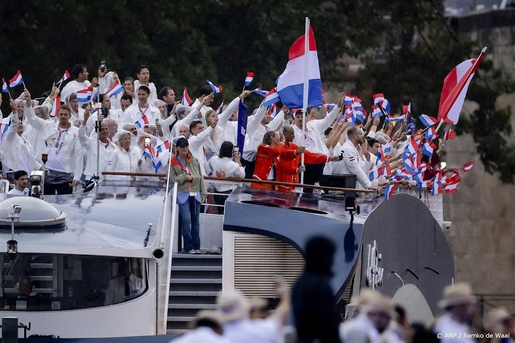 Abbingh en De Jong zwaaien met vlag op regenachtige Seine