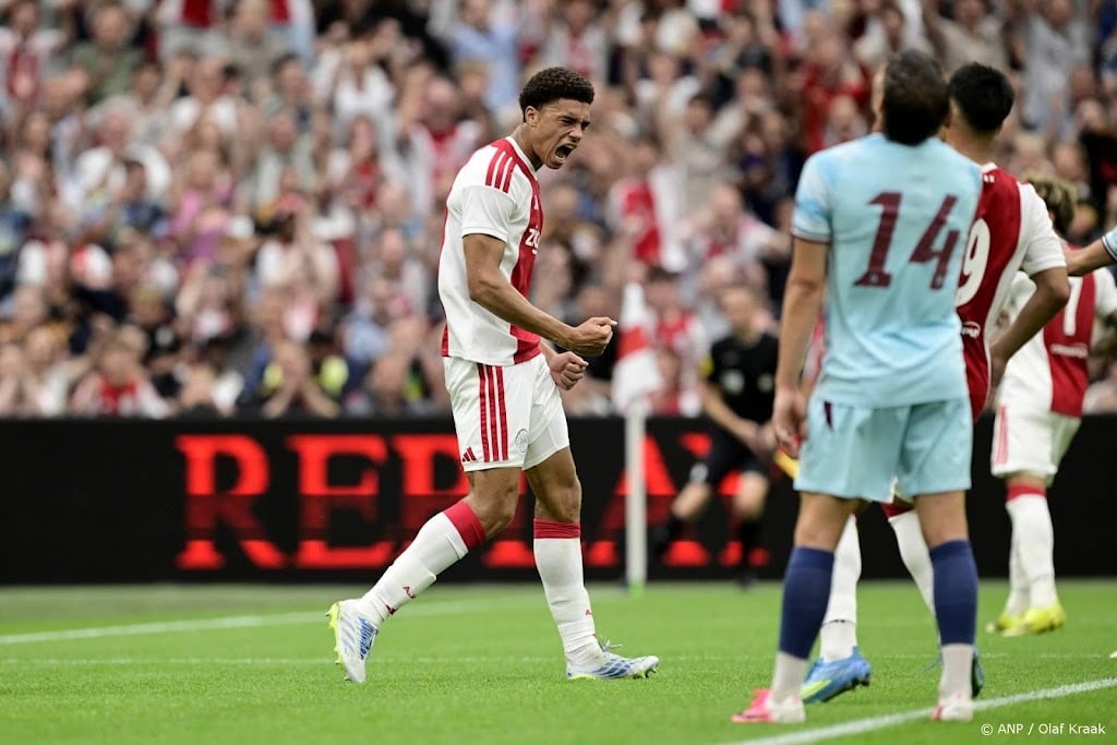 Ajax boekt tussen Europese duels door oefenzege op Burnley