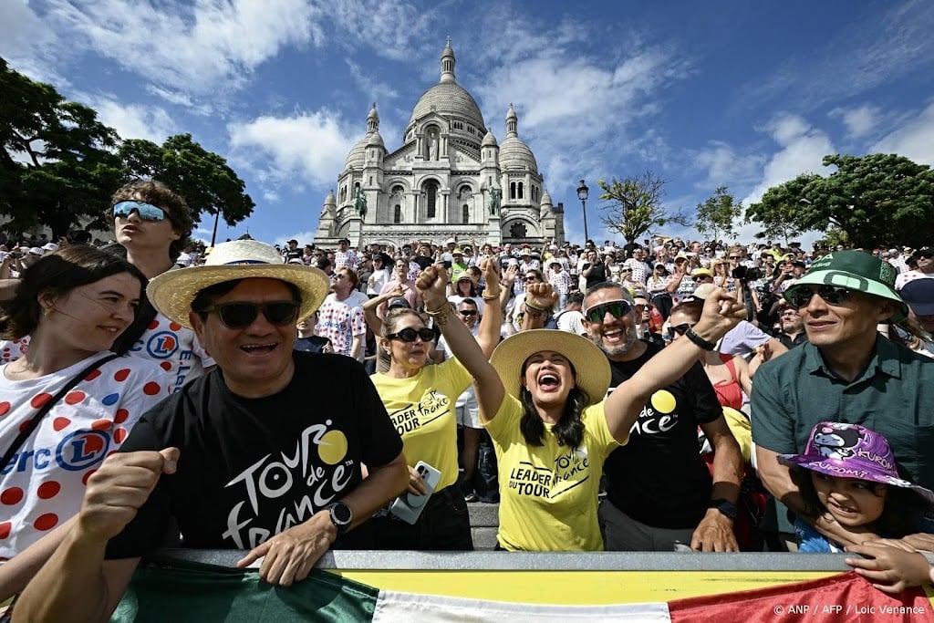 Ingekorte slotetappe Tour de France van start op Champs-Élysées