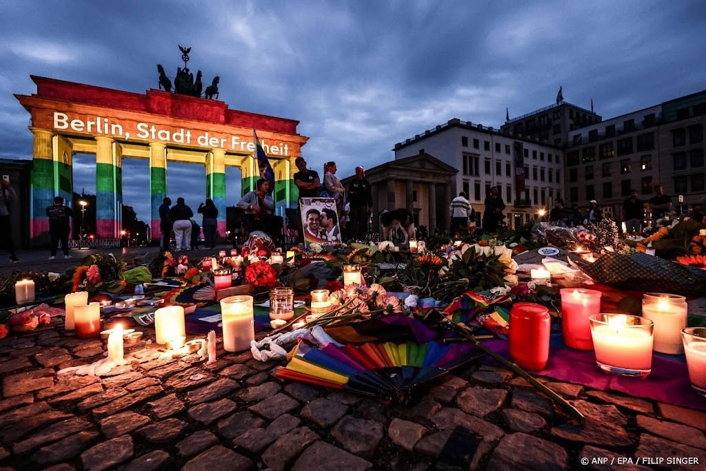 Brandenburger Tor verlicht in regenboogkleuren na aanslag Pride