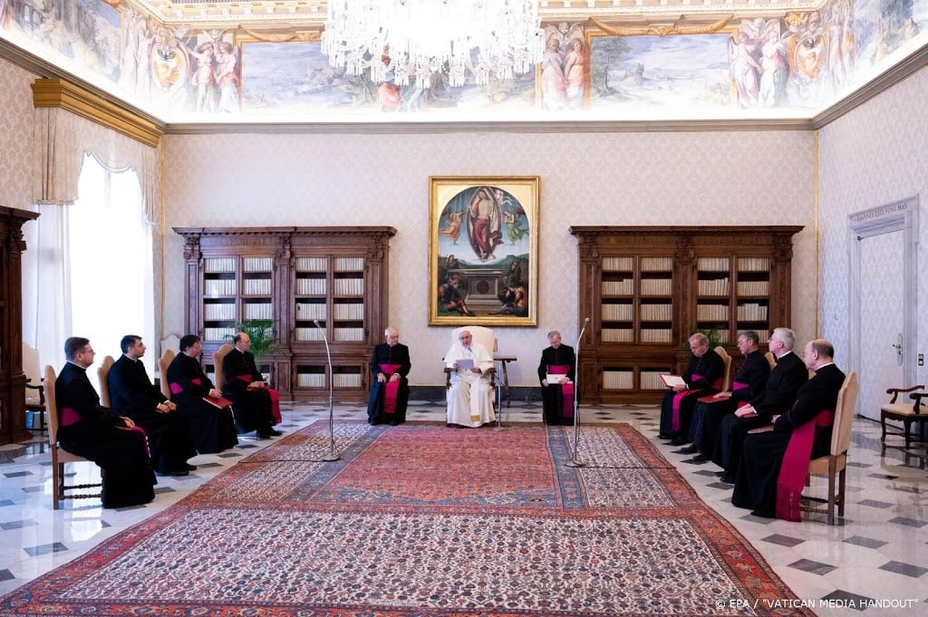 Paus begint voorzichtig weer met openbare audiënties