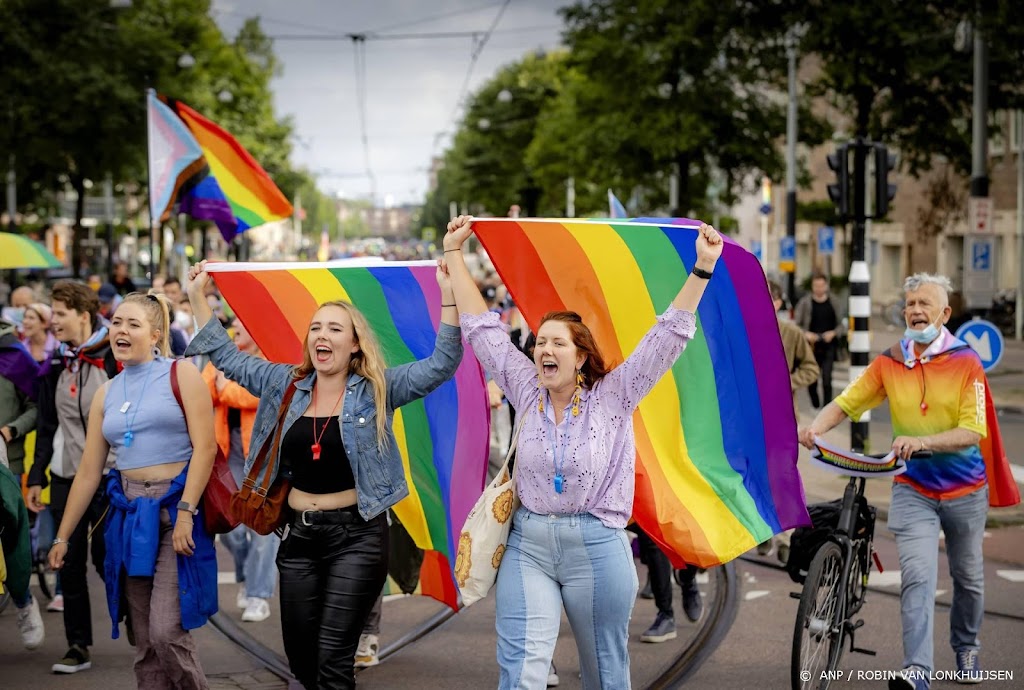 Honderden betogers lopen door Amsterdam tegen anti-lhbti-geweld