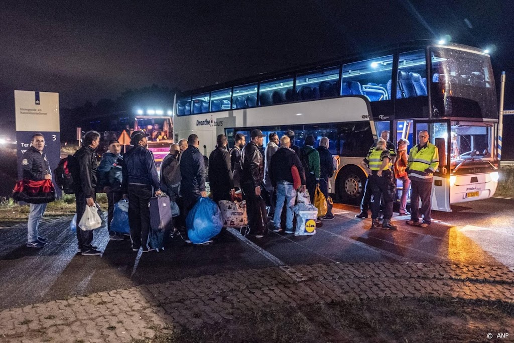 Asielzoekers Ter Apel gaan met bussen naar elders voor onderdak