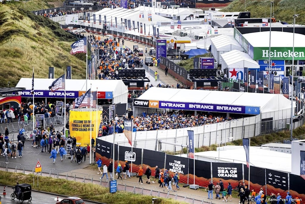 Regen zorgt voor veel lege plekken bij derde training Formule 1