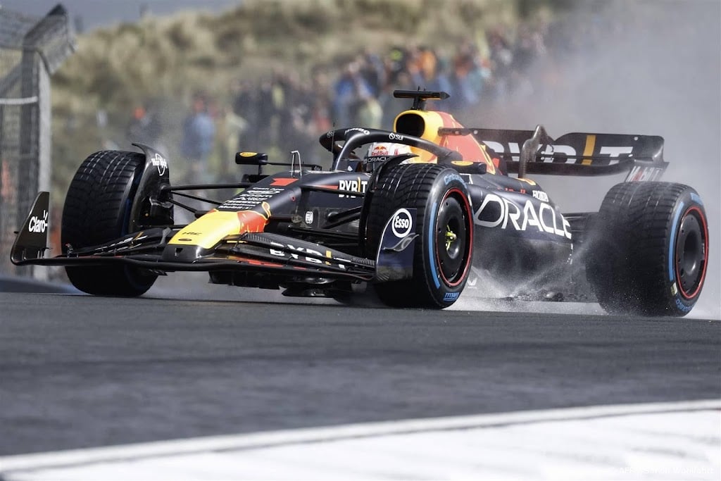 Verstappen weer snelste in natte en rommelige training Zandvoort