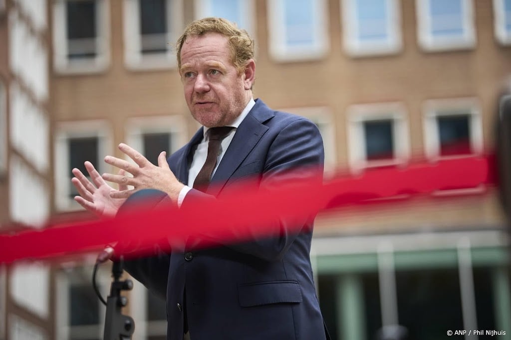 Toegangscontrole bij stadions moet beter, vindt Van Weel