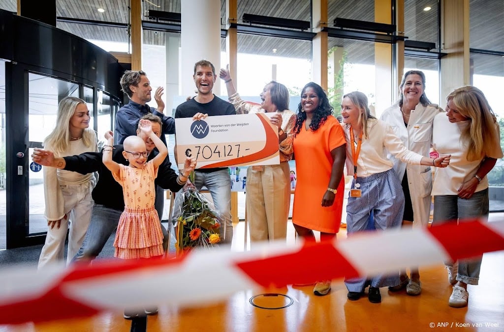Van der Weijden geeft cheque van ruim 7 ton voor kinderkanker
