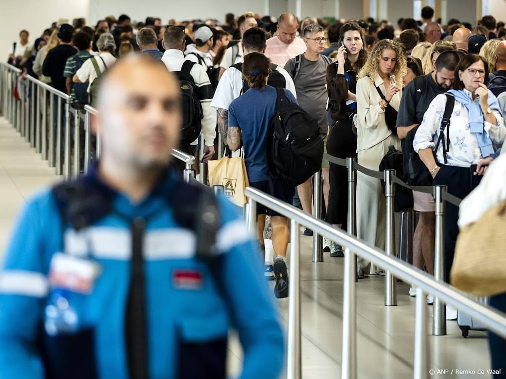 Opnieuw langere wachtrijen op Schiphol door actie beveiligers