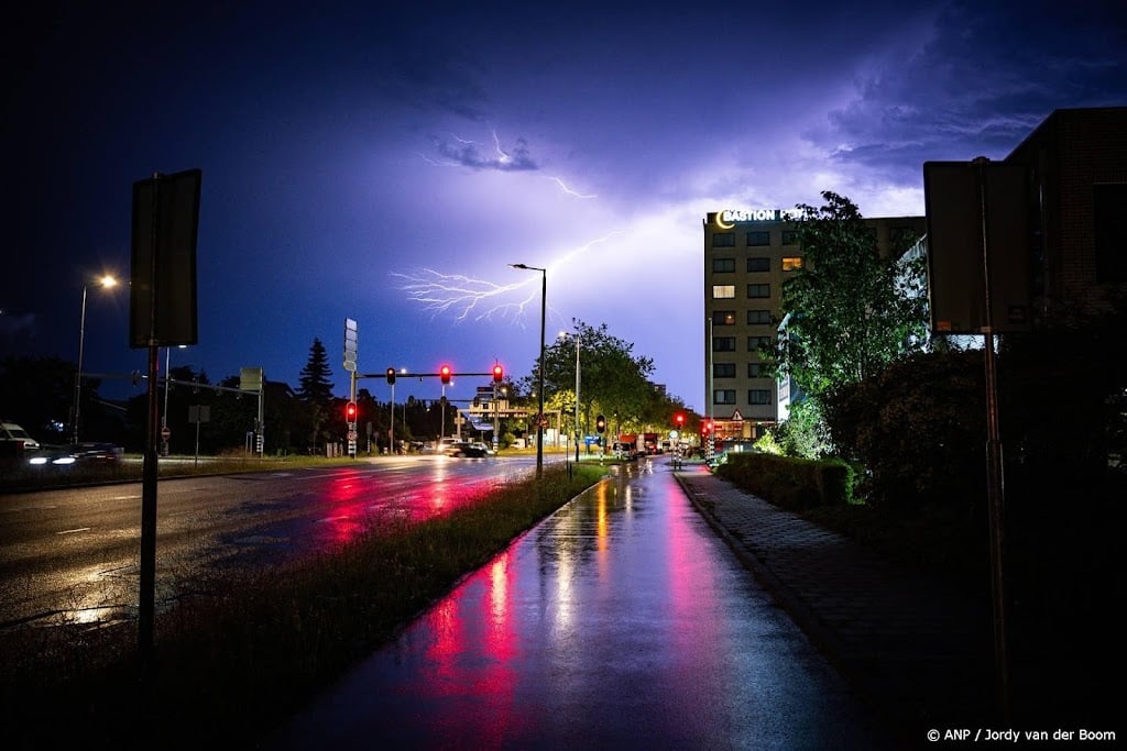 KNMI waarschuwt voor onweer en wateroverlast donderdagavond