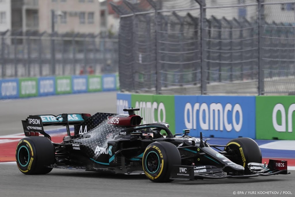 Hamilton pakt 96e pole, Verstappen verrast met tweede tijd
