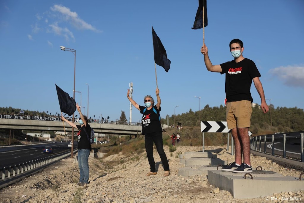 Lockdown weerhoudt Israëli niet van demonstreren