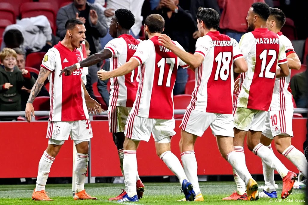 Ajax knokt zich met tien man naar zege op Vitesse