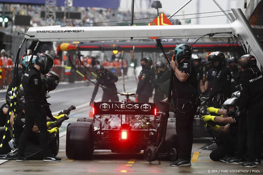 Mercedescoureur Bottas start na motorwissel vlak voor Verstappen